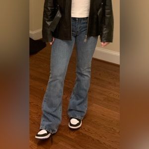 BRANDY MELVILLE LOW RISE JEANS *trending right now:)*